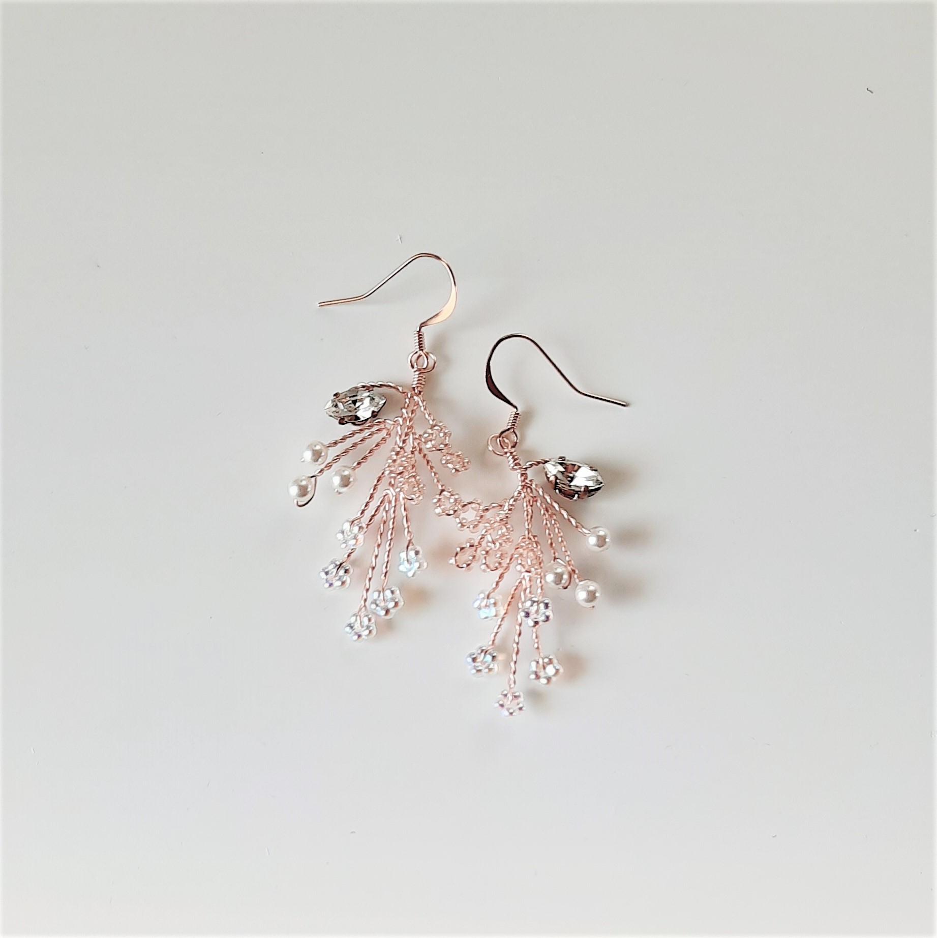 handmade creazione di orecchini Gioielli Orecchini Orecchini chandelier perle magenta tessuti a mano Candeliere di orecchini rosa gioielli in oro cristallo 