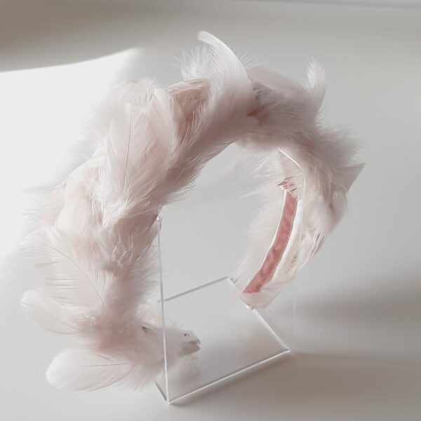 cerchietto con piume rosa cipria