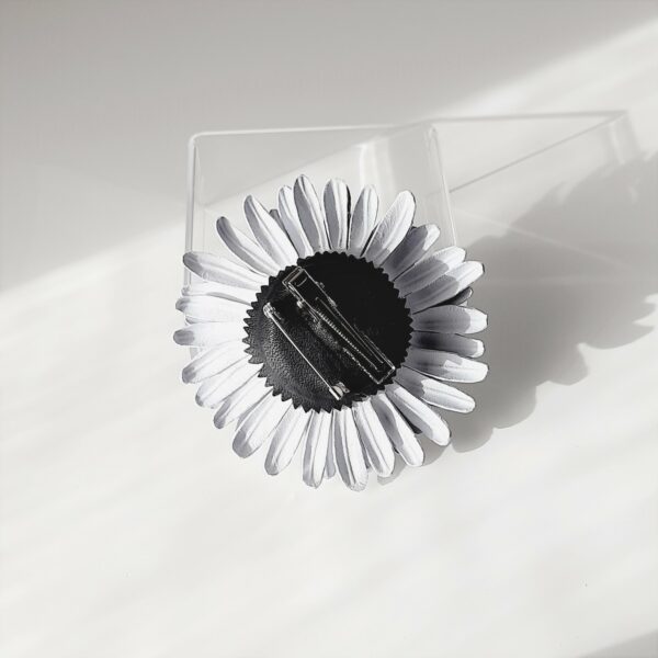 LBL_spi_004_spilla-fiore-in-pelle-gerbera-bianco-nero_black-white-leather-gerbera-flower-brooch_03