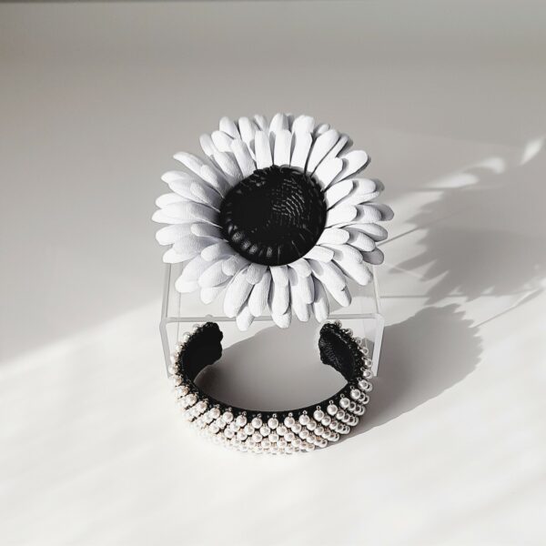 LBL_spi_004_spilla-fiore-in-pelle-gerbera-bianco-nero_black-white-leather-gerbera-flower-brooch_04