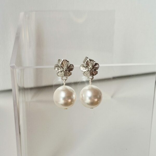 LBL_ore_002_orecchini_fiore_rodio_con_perle_flower_earrings_with_pearls orecchini fiore rodio perle