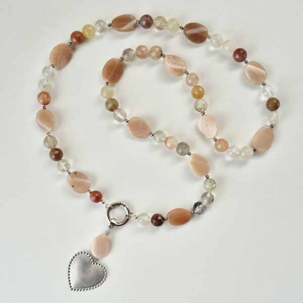 collana-lunga-pietre-dure-e-pendente-cuore_01 collana pietre dure cuore