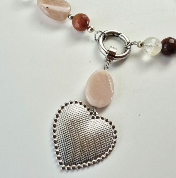 collana-lunga-pietre-dure-e-pendente-cuore_02