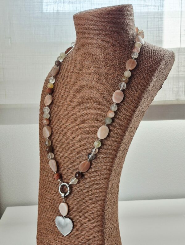 collana-lunga-pietre-dure-e-pendente-cuore_07